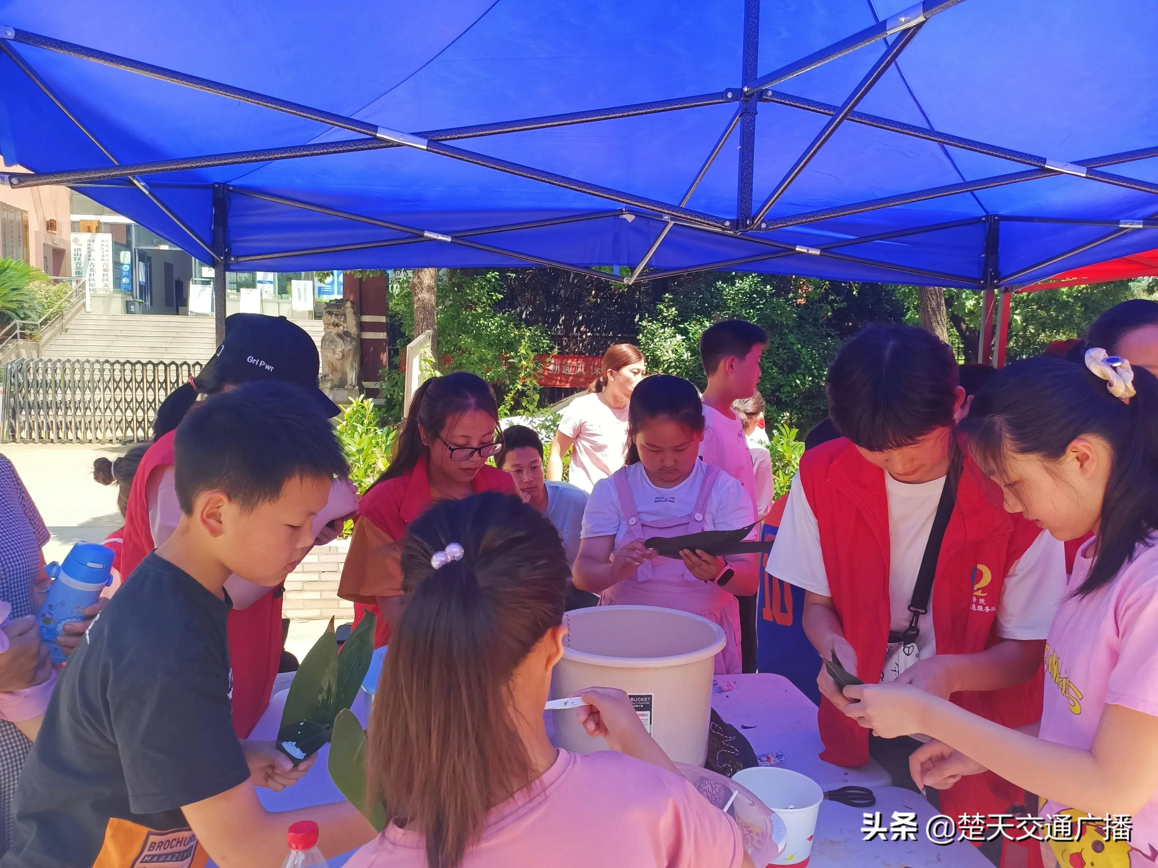 品端午、包粽子 ufc赛事竞猜官网志愿者与社区儿童提前过端午